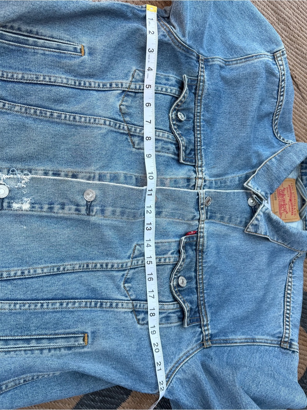 Vintage Levi's Relaxed Trucker Jacket Light Wash Thrashed Size L 2000s Denim - Picture 11 of 13